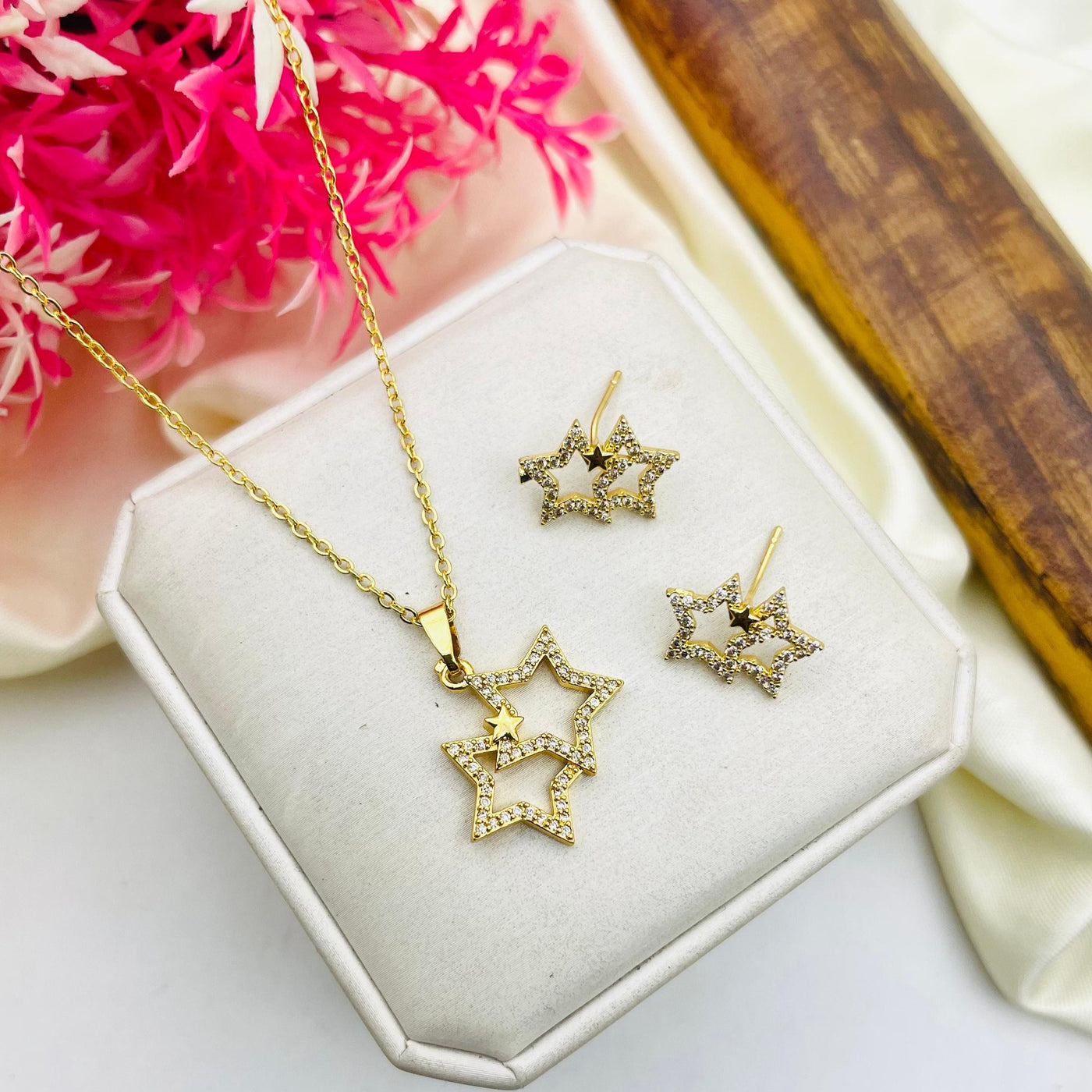Gold Plated Star Design Gold Plated Zircon Locket